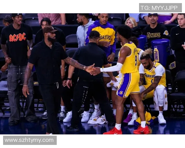 湖人对决骑士精彩直播回顾球迷热议比赛亮点与精彩瞬间